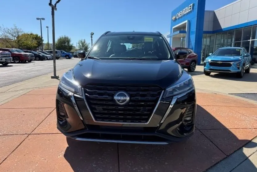 2022 Nissan Kicks SR photo 1