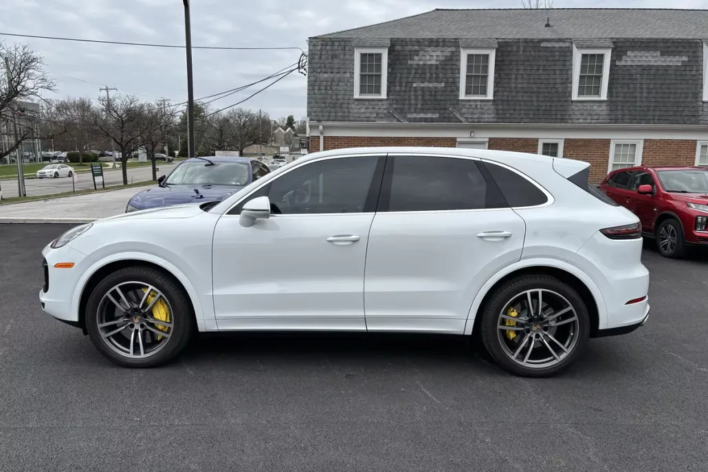 2023 Porsche Cayenne Turbo photo 1