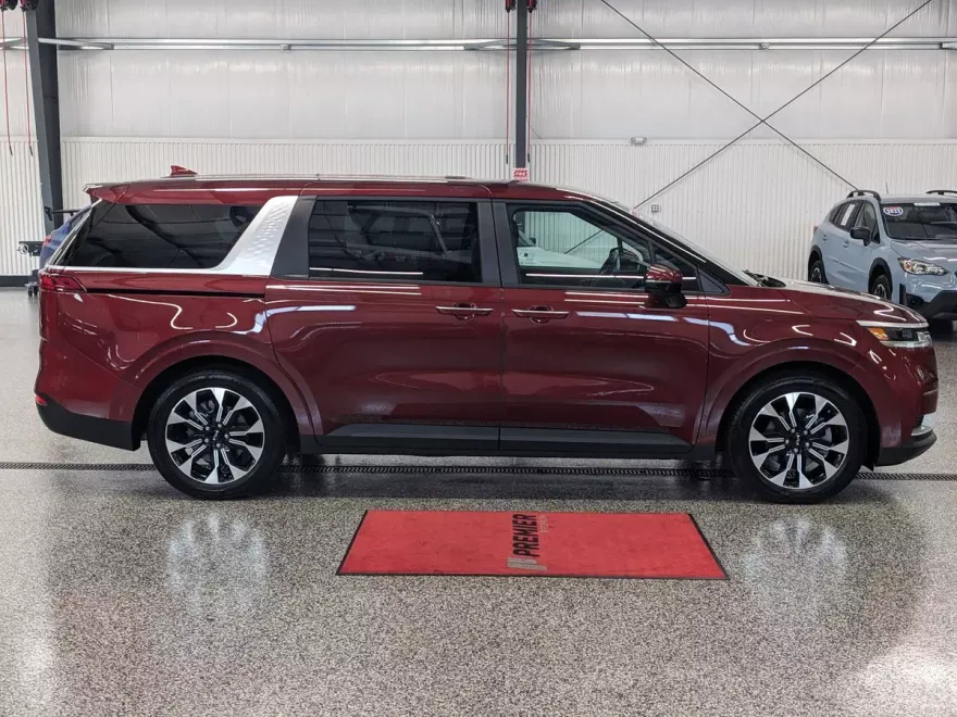 2024 Kia Carnival EX photo 1