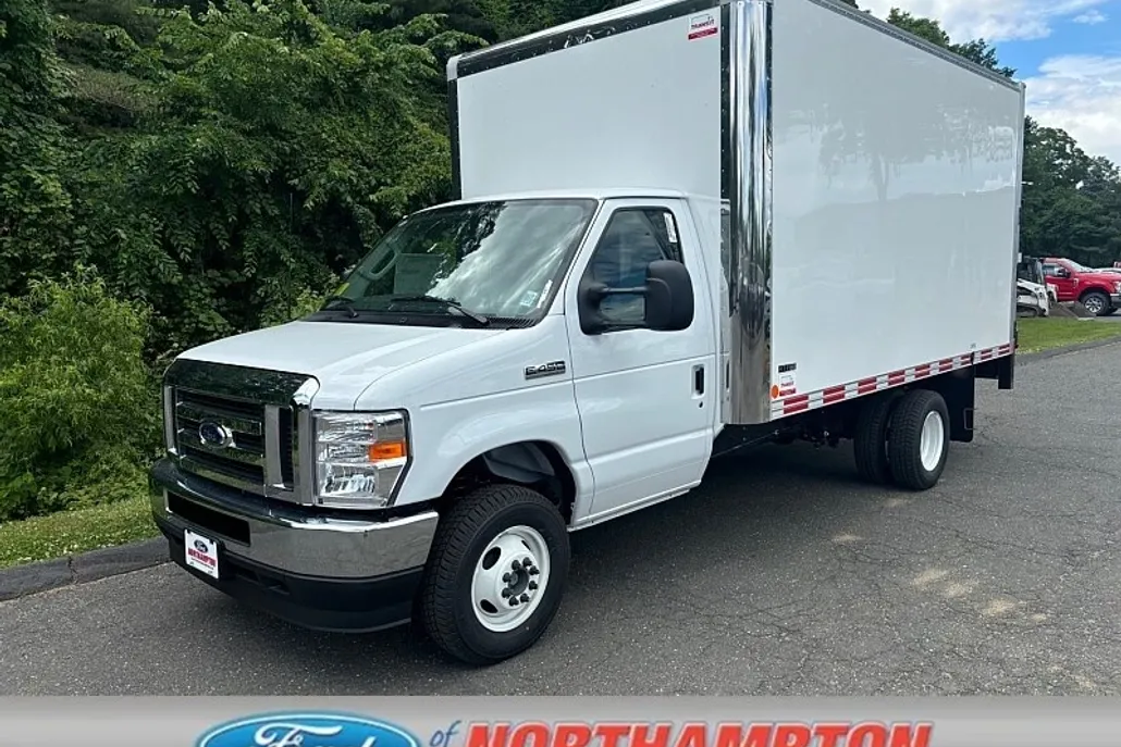 2025 Ford E-450 Cutaway photo 1
