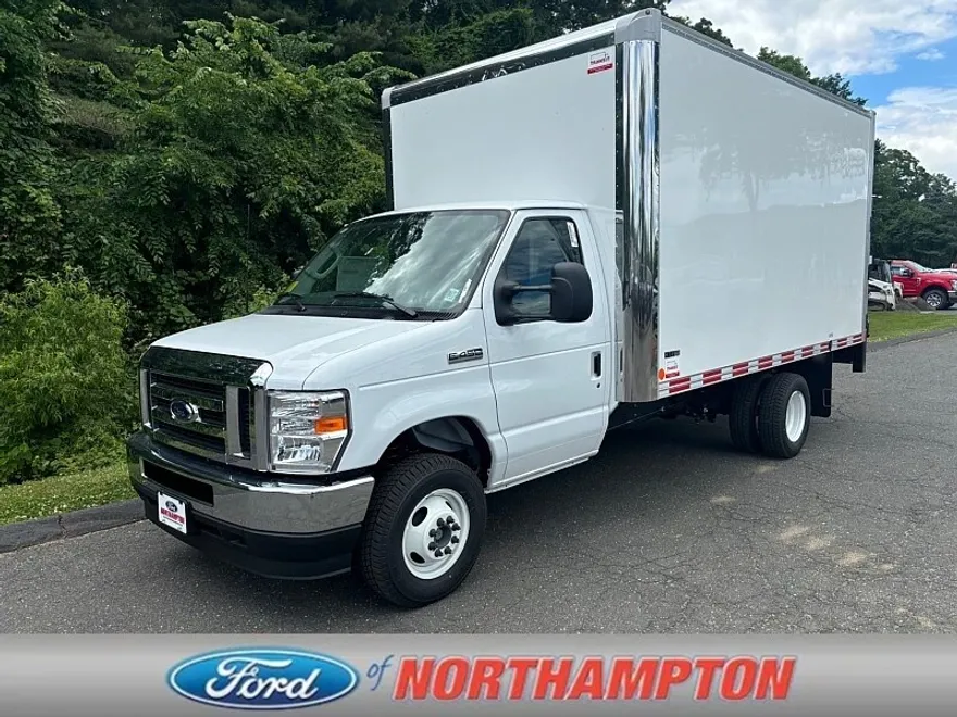 2025 Ford E-450 Cutaway photo 1
