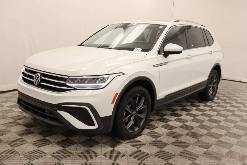 2023 Volkswagen Tiguan SE photo 1