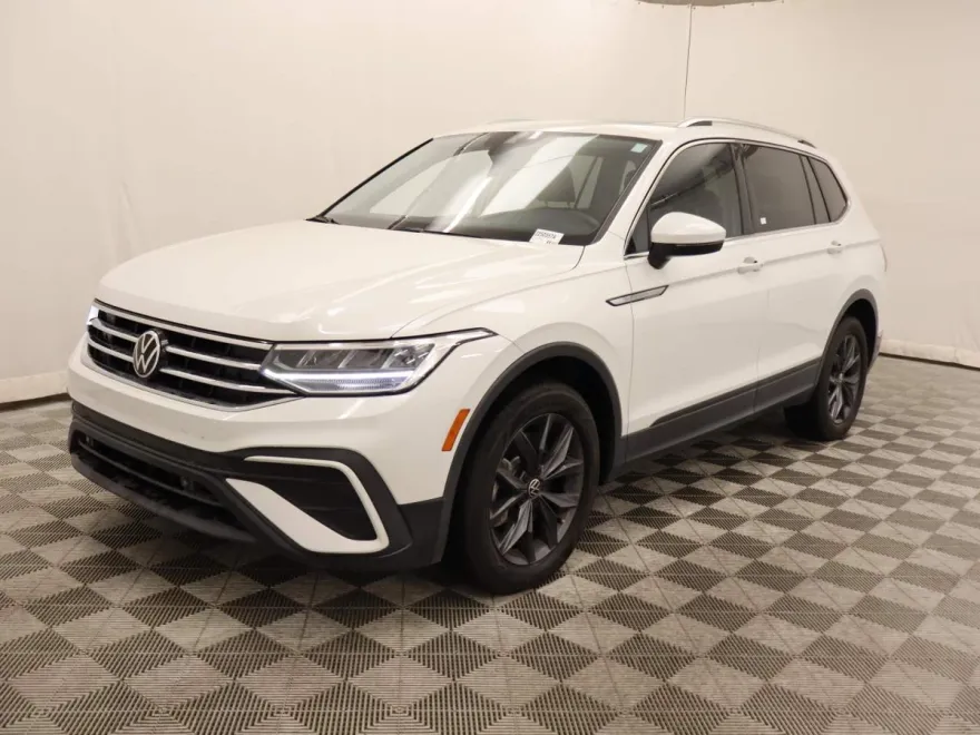2023 Volkswagen Tiguan SE photo 1