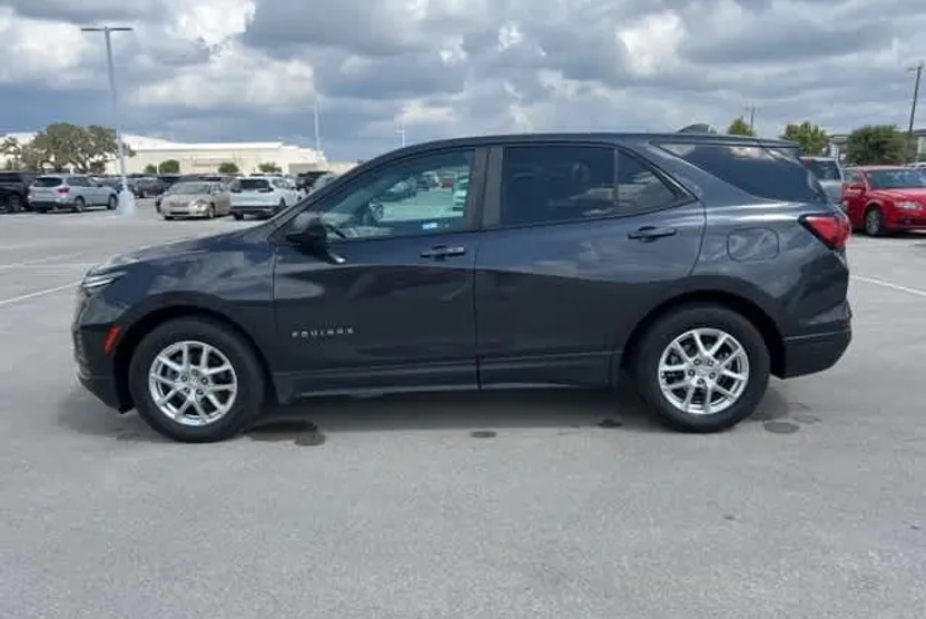 2022 Chevrolet Equinox LS photo 1