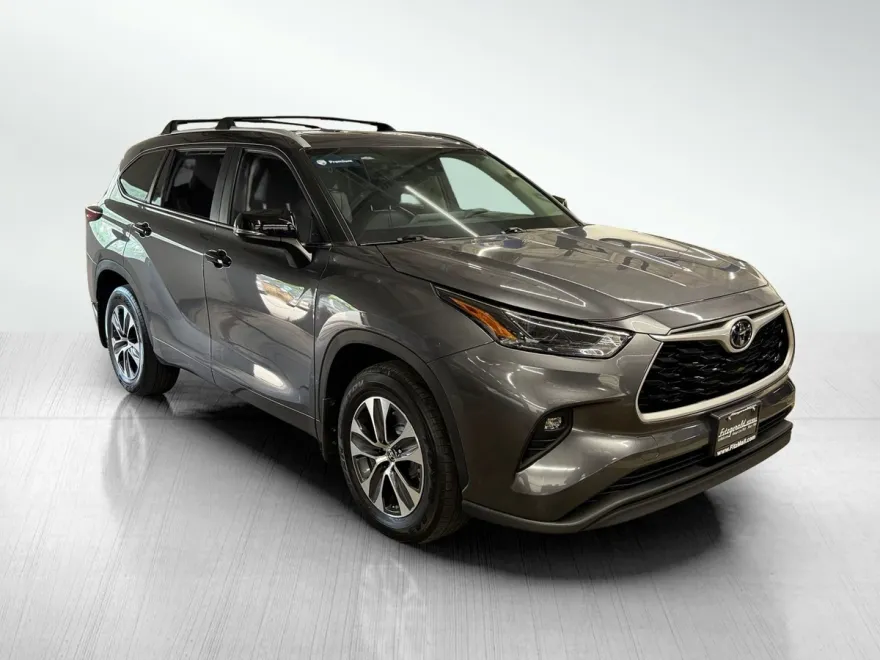 2024 Toyota Highlander XLE photo 1