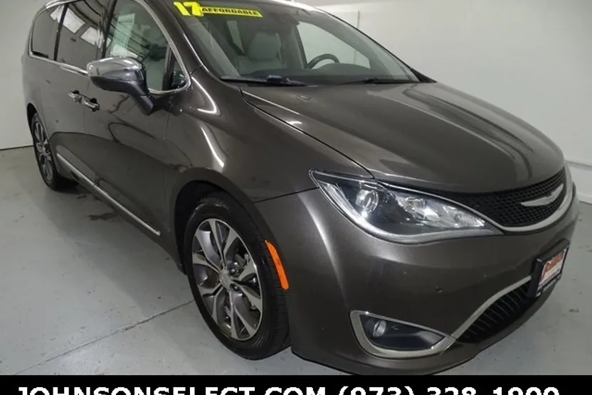 2017 Chrysler Pacifica Limited photo 1