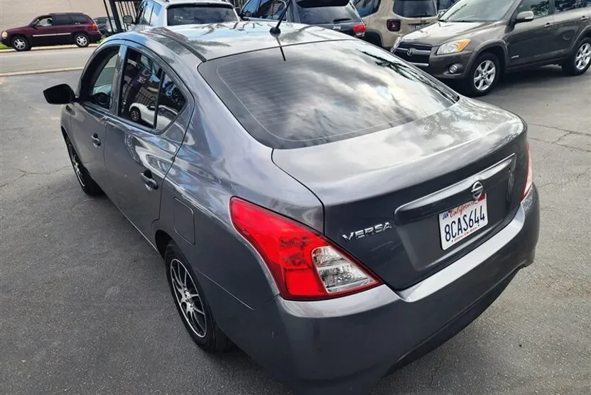 2018 Nissan Versa S photo 1