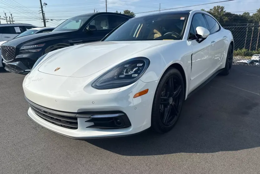 2018 Porsche Panamera 4 photo 1