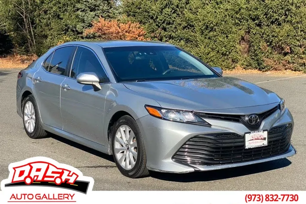 2018 Toyota Camry LE SE photo 1