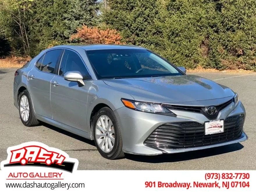 2018 Toyota Camry LE SE photo 1