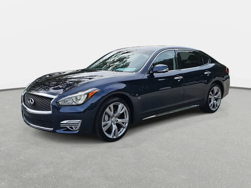 2017 Infiniti Q70L 3.7 photo 1