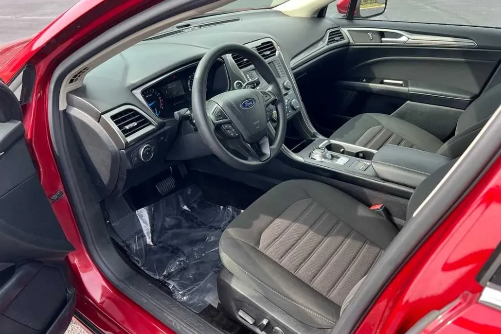 2017 Ford Fusion SE photo 1