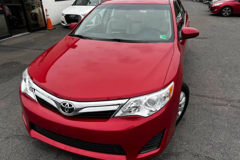 2014 Toyota Camry LE photo 1