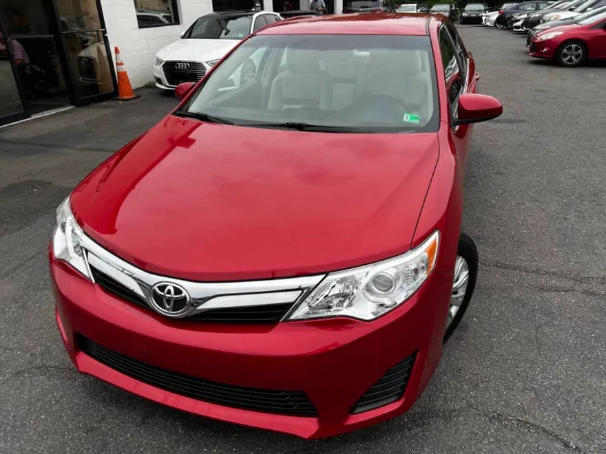 2014 Toyota Camry LE photo 1