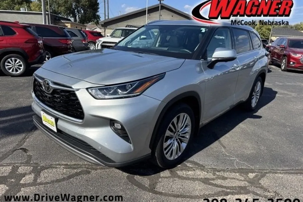 2024 Toyota Highlander LE photo 1