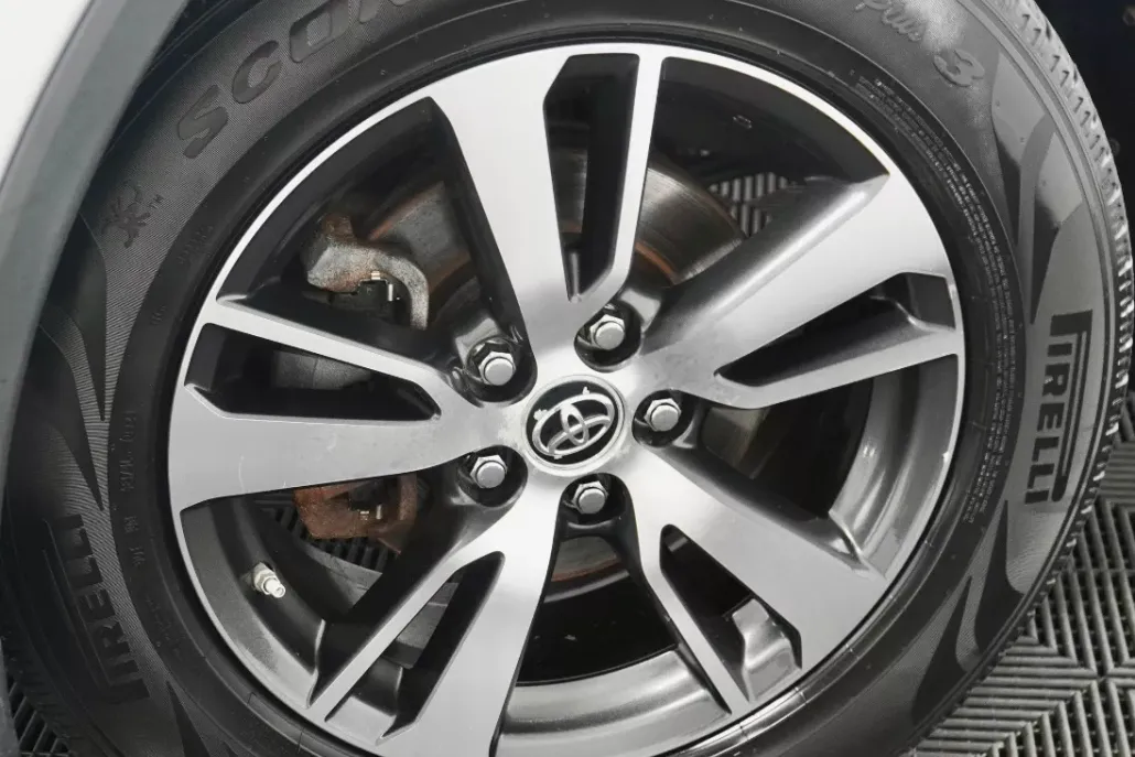 2017 Toyota RAV4 XLE photo 1