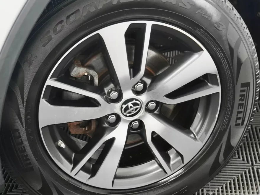 2017 Toyota RAV4 XLE photo 1