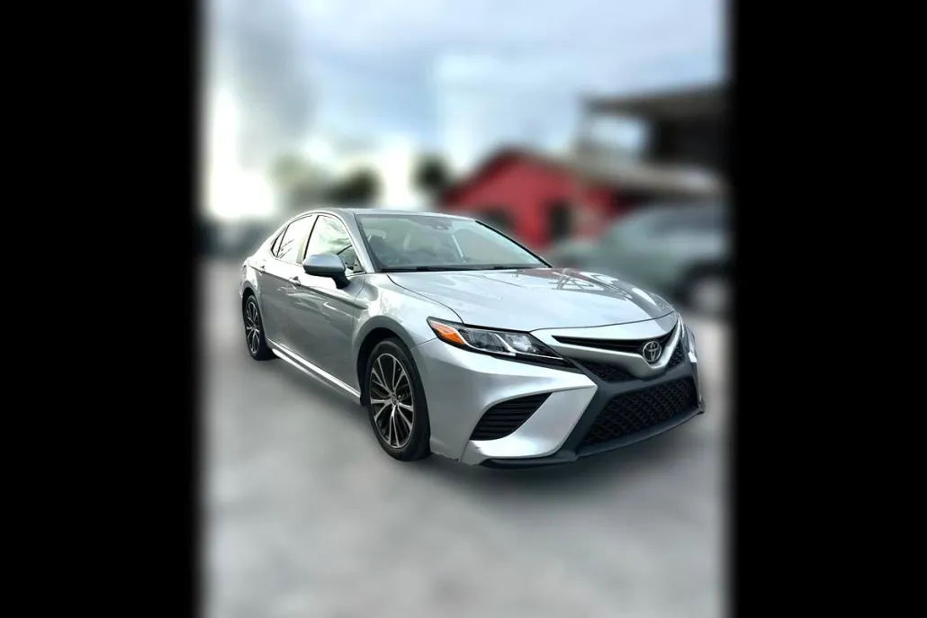2020 Toyota Camry SE photo 1