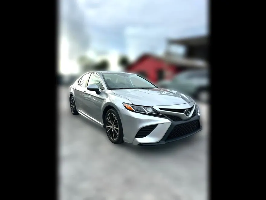 2020 Toyota Camry SE photo 1