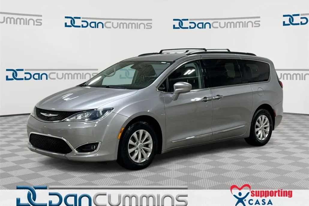 2017 Chrysler Pacifica Touring L photo 1