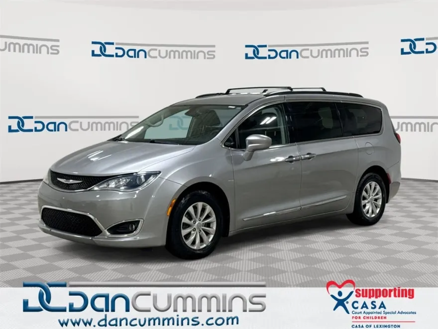 2017 Chrysler Pacifica Touring L photo 1