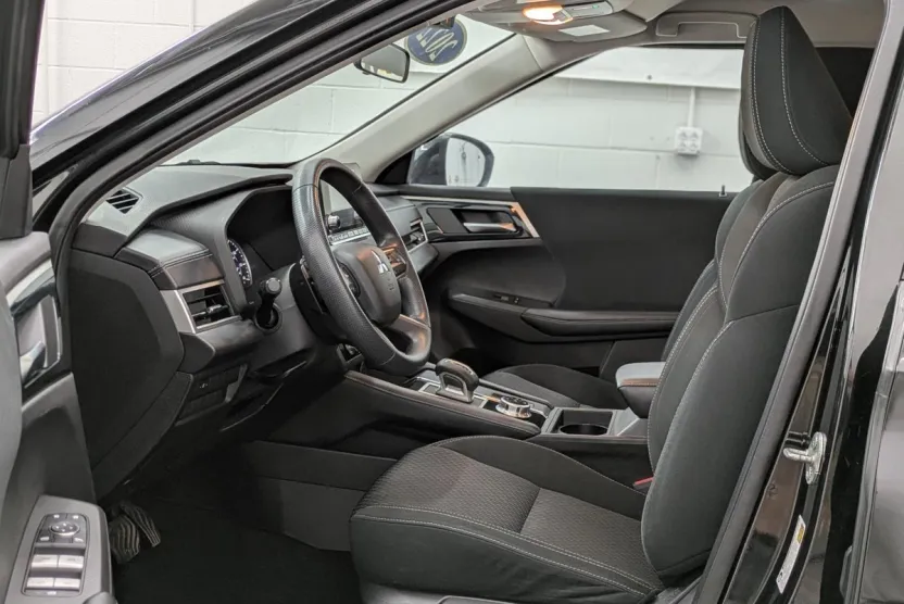 2022 Mitsubishi Outlander ES photo 1