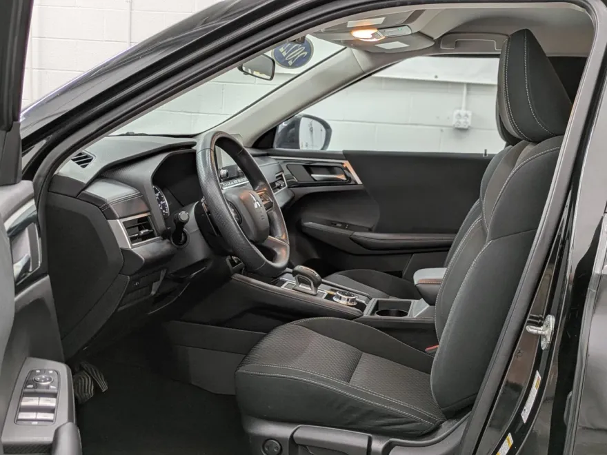 2022 Mitsubishi Outlander ES photo 1
