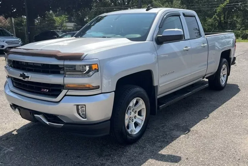 2017 Chevrolet Silverado 1500 LT photo 1