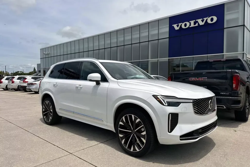 2026 Volvo XC90 T8 Core photo 1