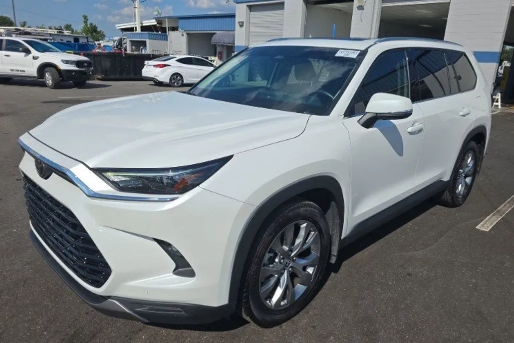 2024 Toyota Grand Highlander XLE photo 1