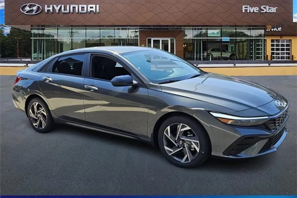 2025 Hyundai Elantra SEL Sport photo 1