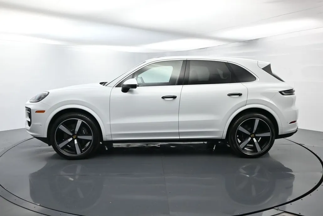 2024 Porsche Cayenne Base photo 1