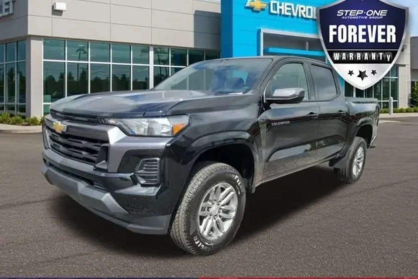 2025 Chevrolet Colorado Work Truck LT photo 1