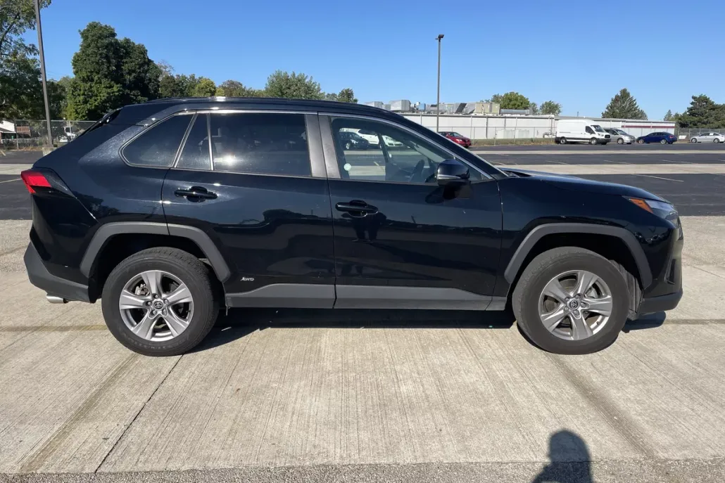2024 Toyota RAV4 Hybrid XLE photo 1