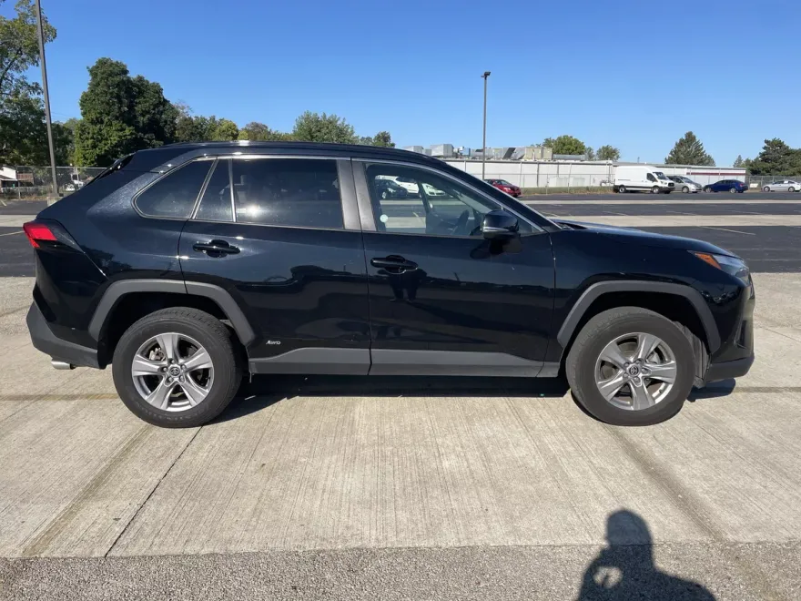 2024 Toyota RAV4 Hybrid XLE photo 1