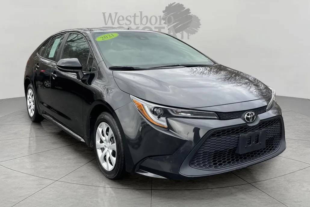 2021 Toyota Corolla LE photo 1