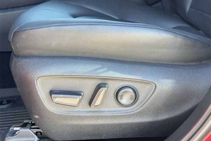 2025 Toyota Highlander XLE photo 1