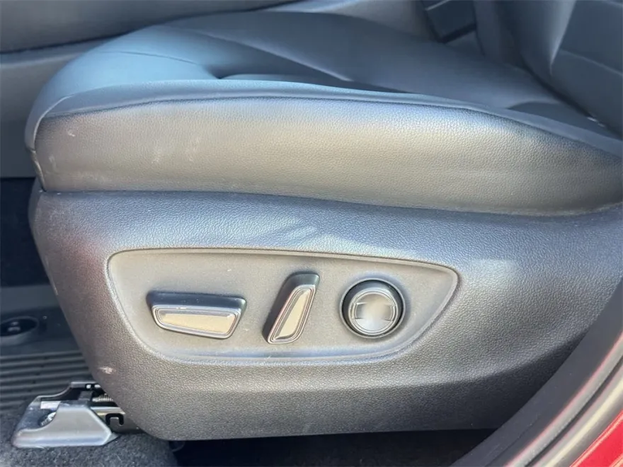 2025 Toyota Highlander XLE photo 1