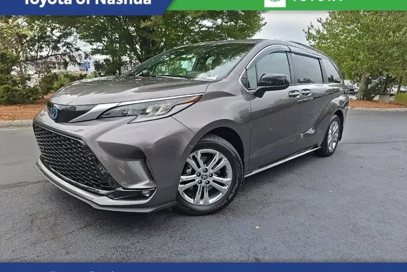 2022 Toyota Sienna XSE photo 1
