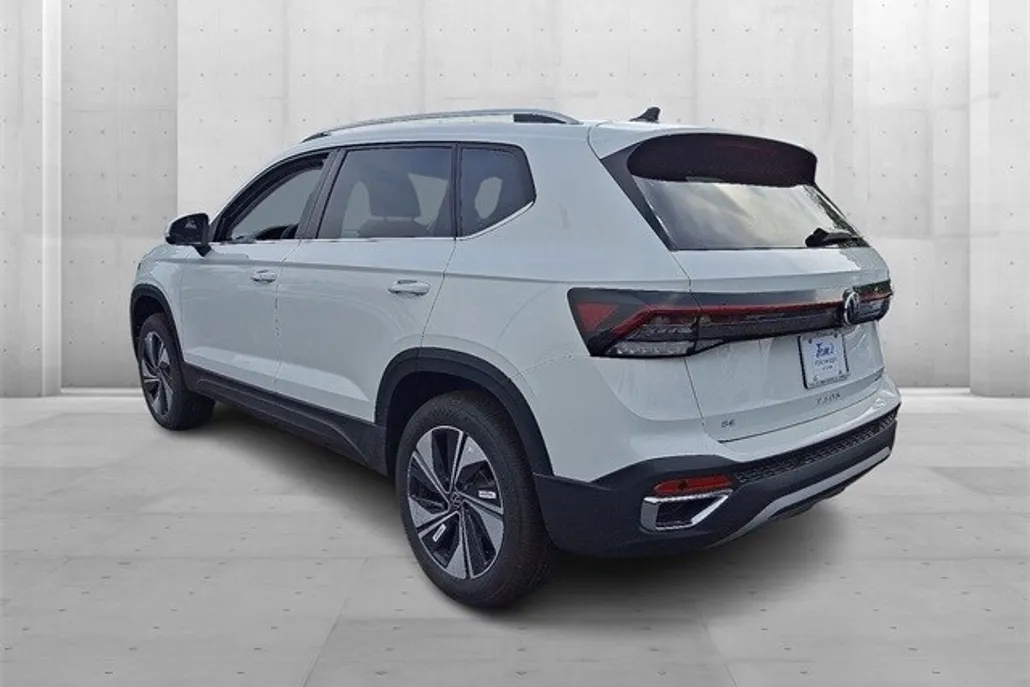 2025 Volkswagen Taos SE photo 1