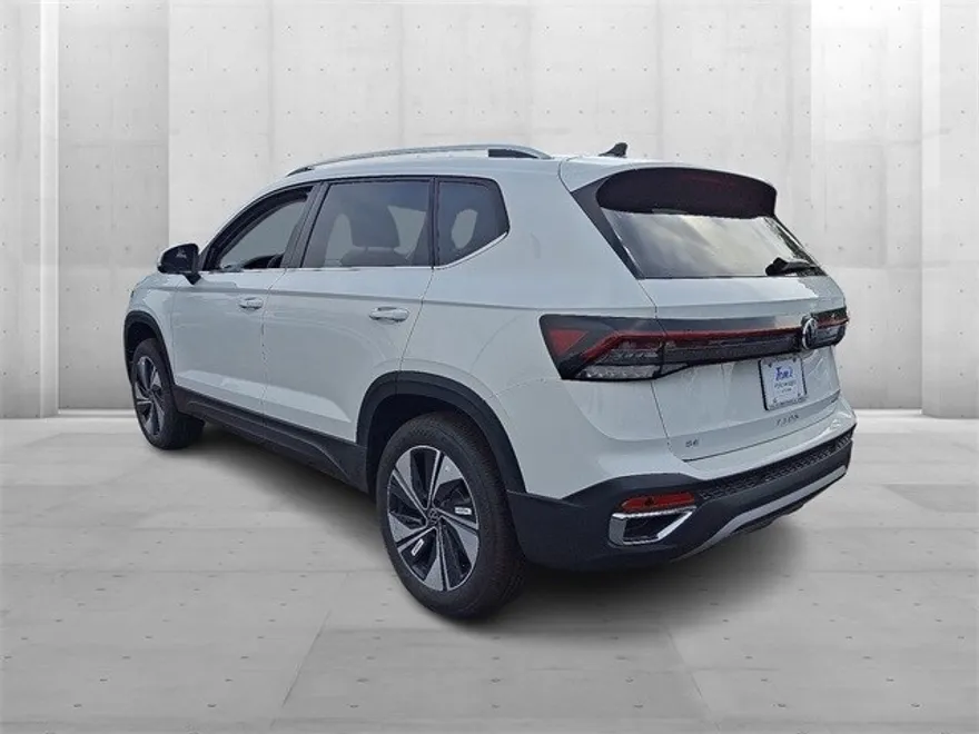 2025 Volkswagen Taos SE photo 1