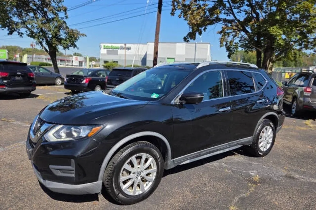 2018 Nissan Rogue SV photo 1