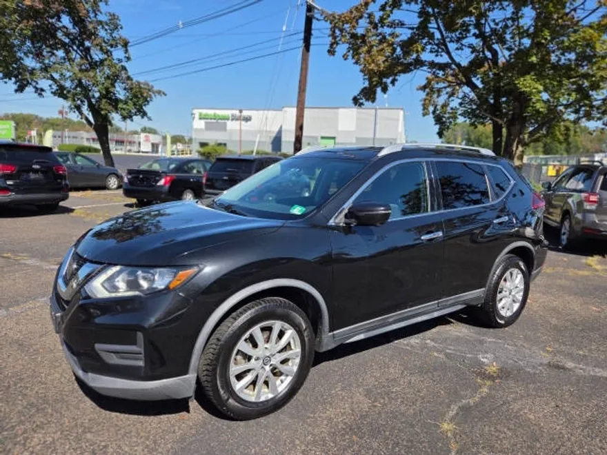 2018 Nissan Rogue SV photo 1