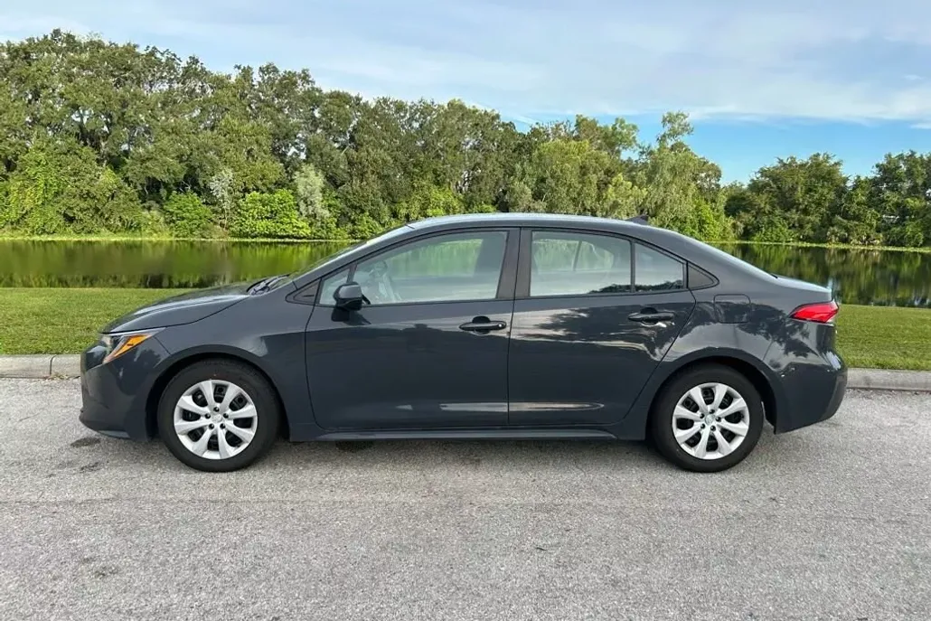 2023 Toyota Corolla LE photo 1