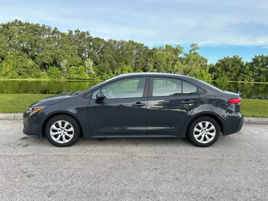 2023 Toyota Corolla LE photo 1