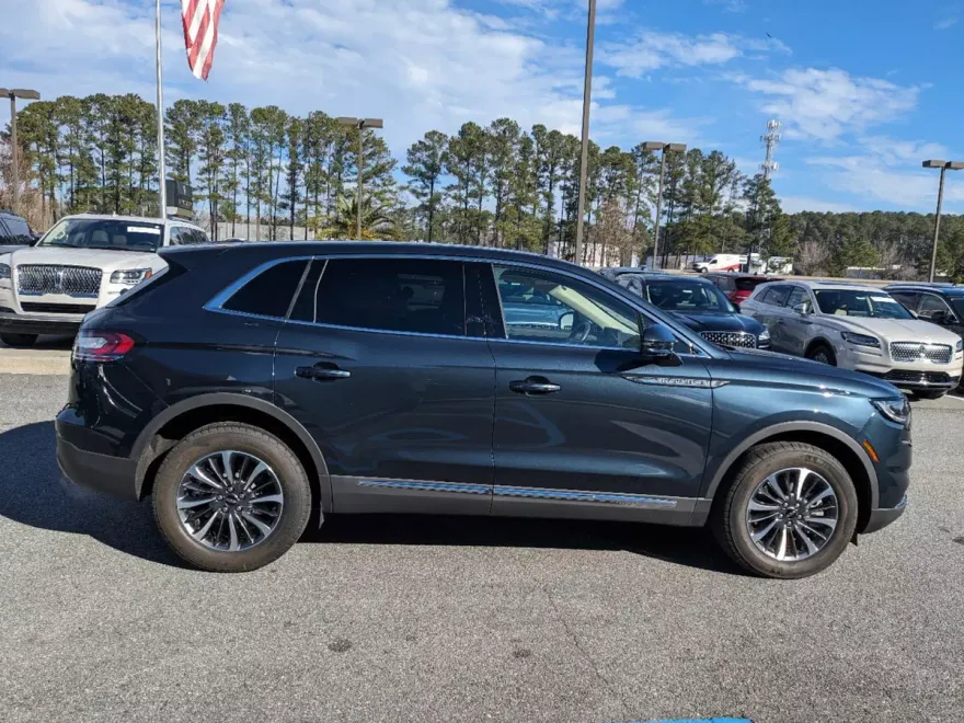 2023 Lincoln Nautilus Standard photo 1