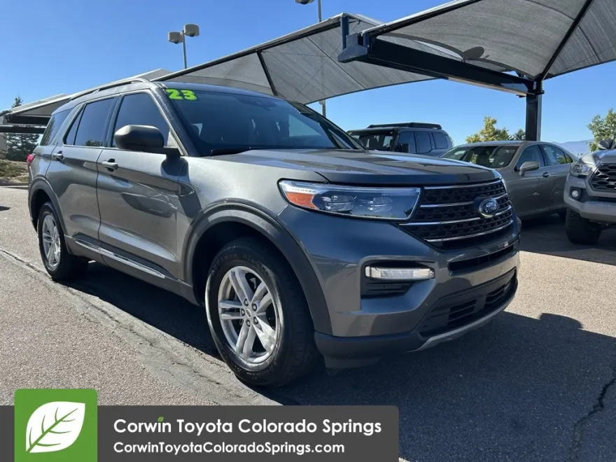 2023 Ford Explorer XLT photo 1