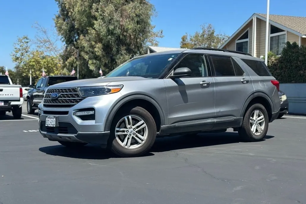 2020 Ford Explorer XLT photo 1