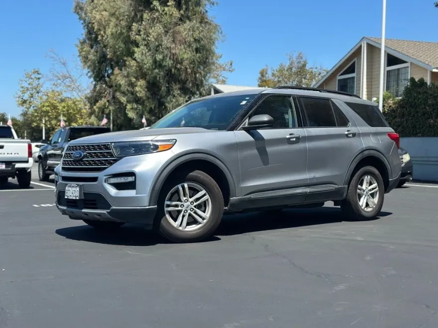 2020 Ford Explorer XLT photo 1