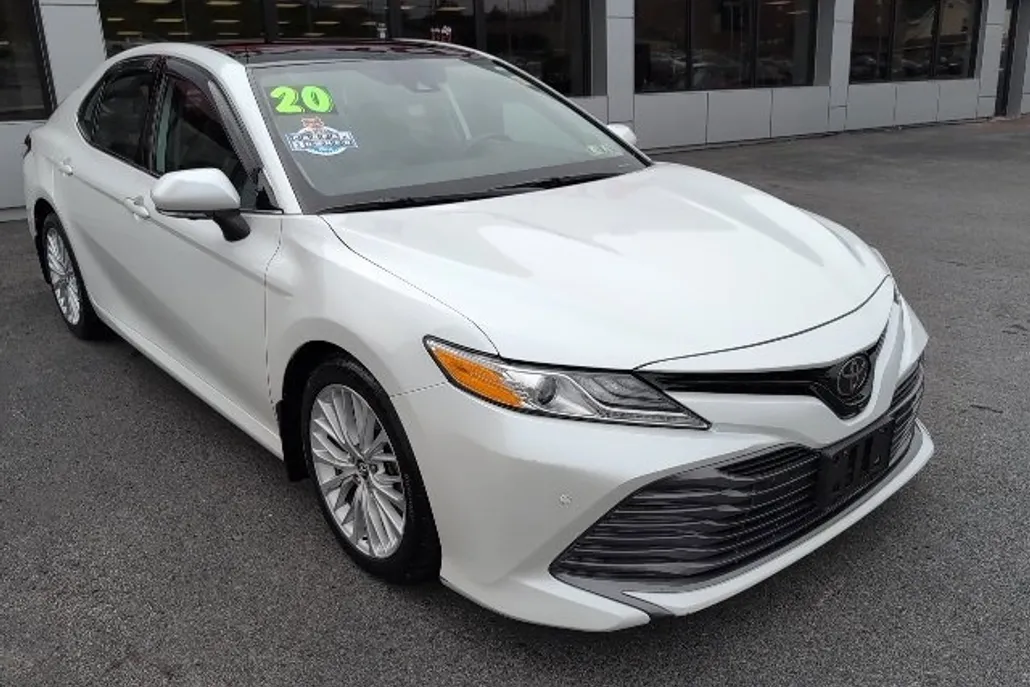 2020 Toyota Camry XLE photo 1